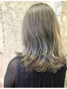 ペネロープ(Penelope) クリアベージュ/外はねミディアム/ケアブリーチ　　担当　夕島