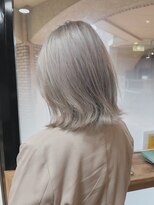 キールーム 伊丹西台店(Kir'oom)&nbsp;ホワイトベージュ/ブリーチカラー/切りっぱなしボブ