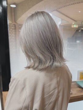 キールーム 伊丹西台店(Kir'oom) ホワイトベージュ/ブリーチカラー/切りっぱなしボブ