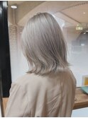 ホワイトベージュ/ブリーチカラー/切りっぱなしボブ