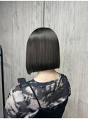 パッツン前下がりボブ