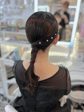 アトリエビューティーアミュ(atelier beauty AmU) 結婚式 二次会 お呼ばれ タイトローポニー×パールピン