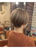 立体感際立つベージュカラーのショートボブ【498スタイル】