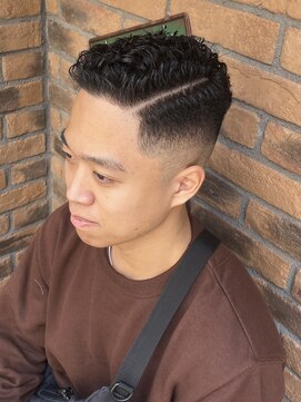 ムア(MUA) サイドパート フェードカット