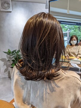 アンド(&.) 風になびく大人レイヤースタイル♪