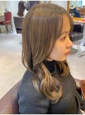 透け感のあるハイトーンカラーと軽めのカット