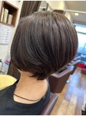 アッシュベージュ大人可愛いひし形前下がりショートボブカット