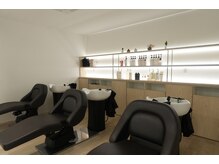 レンジヘアー(lange hair)の雰囲気（落ち着いた照明にフルフラットのシャンプー台でリラックス）