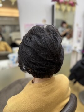 レナークコフレ(LENAHC Coffret) 【流れを楽しむ】パーマで魅せる大人ショート