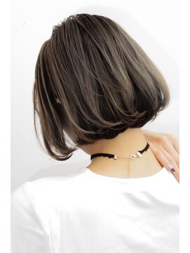 トルネード(TORNADO) 外国人風ボブ ハイライトグラデーション グレージュ　白髪ぼかし