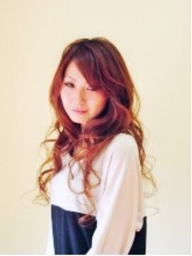 アカラ(AKALA) エアリーな動きで大人可愛いロングスタイル