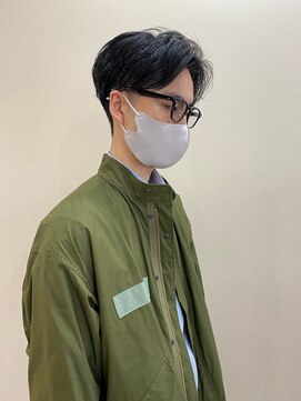 レーヴス(REVES) ナチュラルセンターパート　ツーブロ刈り上げ