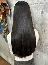艶髪、美髪、透明感のあるカラー施術。落ち着いた空間でキレイな髪と贅沢な時間を過ごせます。