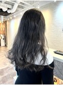 暗めグレーが映えるロングヘア!