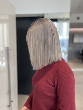 エレン 向ヶ丘遊園 登戸(ELEN) ハイトーンブリーチ切りっぱなしボブぱつっとボブグレーホワイト