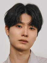 テン 心斎橋(tenn.)&nbsp;メンズセンターパート七三分けパートニュアンスパーマ刈り上げ