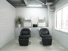 ヘア アトリエ ホロウ 堀江(HAIR ATELIER HOLLOW)の雰囲気（《落ち着いたシャンプーブース》）