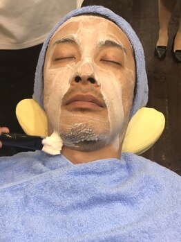 男性ならではのお悩みを解決！フルフラット・半個室のシャンプー台で自分ではできないプラスのケアを◎