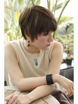ヘアアンドケア エジェリラボ(hair&care egerie lab) 3Dカラーとジグザグバングが大人可愛い耳かけベリーショート