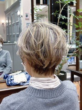 ビュートリアム 梅田(BEAUTRIUM) 白髪ぼかし/耳かけショート/丸みショート/くびれ/梅田/茶屋町