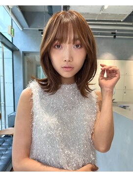 サンバレー(SUNVALLEY) ベージュ 鎖骨ミディアム 外ハネ 顔まわりレイヤー