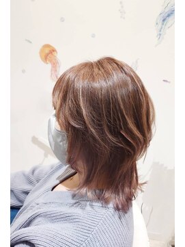 クラゲ(海月) ハイライト外ハネヘアー