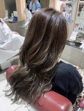 エム インターナショナル 春日部本店(EMU international) 透明感が続く赤み消しオリーブグレージュ