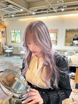 チカシツ(Chikashitsu) ラベンダーベージュ/レイヤーカット/ウェーブヘア/ケアブリーチ