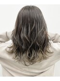 派手すぎない筋感のナチュラルバレイヤージュ