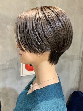 ローリー(Rowlly) ＃長め前髪＃ハンサムショート＃ブラウン＃小顔