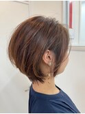 ショートヘア×落ち着いたカラー×品のある大人の女性スタイル