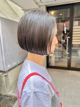 シシ 大宮(She 2.) 大人ショートボブ/ホワイトグレージュ/ブリーチ/ダブルカラー