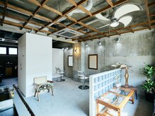 光の射し込む明るい店内。夜の雰囲気も◯