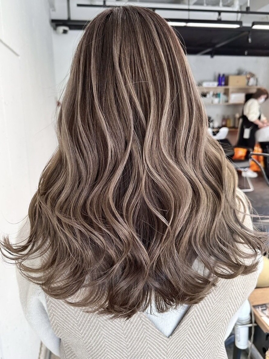 2026年秋】ミルクティーベージュ ハイライトの髪型・ヘアアレンジ