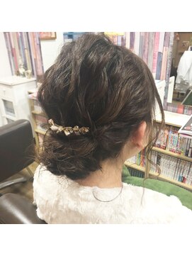 ヒマワリ(HIMAWARI) シニヨン 波ウェーブ 結婚式 お呼ばれヘア