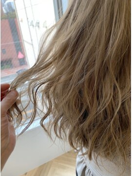 ジーナ 梅田(Zina) 【Zina 梅田】 透明感ミルクティーベージュカラー