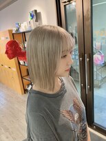 コワファーストナガサキシャンプーボーイ(COIFF1RST NAGASAKI SHAMPOO BOY)&nbsp;切りっぱなしボブ　ホワイトベージュ