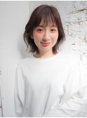 20代、30代、40代くびれヘア 外ハネミディ 透明感カラー