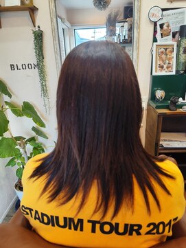 ヘアプラスアイズブルーム(hair+eyes bloom) ミディアムレイヤー