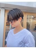 センターパートのハンサムショート