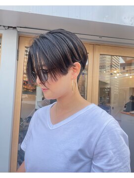 シアラ(ciala) センターパートのハンサムショート