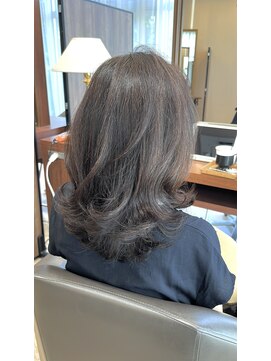 レジナヴィータ 栄(Reginavita) レイヤーカットコテ巻き風パーマ　ミディアムレイヤー　大人女性