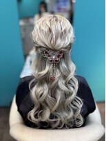 リエラ 新宿(RIERA)&nbsp;華やかハーフアップ