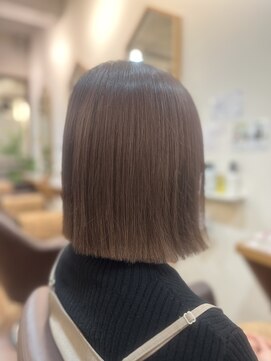 フリージア(freesia) ココアグレージュ/ハイトーンカラー/切りっぱなしボブ