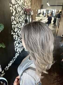 エミタス 三年坂(Emitas) バレイヤージュ/ホワイトカラー【和歌山】