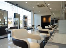 Hair Art dix蘇我店の雰囲気（光が差し込む明るい開放的な店内）