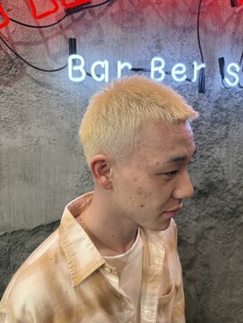 ウィスカーズ(Whiskers) blonde buzzcut