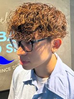ディスイズバーバー(THIS IS BARBER)&nbsp;ハイトーン ベージュ ツイストスパイラルパーマ 外国風 【札幌】