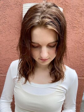 リノショアーズ 日本大通り店(RINOSHORES) ワンカラーミディアムウェーブロングレイヤー柔らかベージュ