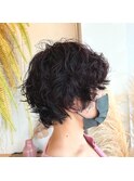 ショートヘアの無造作ウェーブパーマ